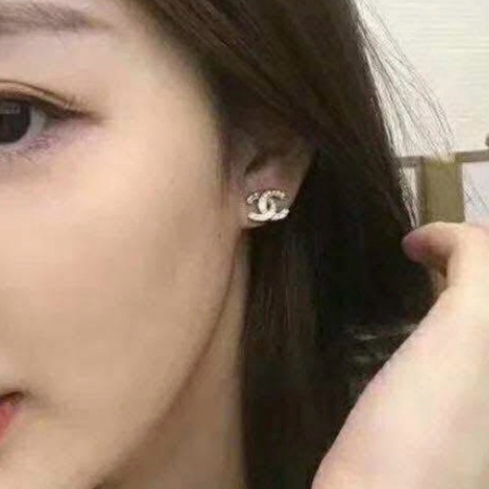 CHANEL Gold Earrings with Crystal Details - Picture 4 of 4